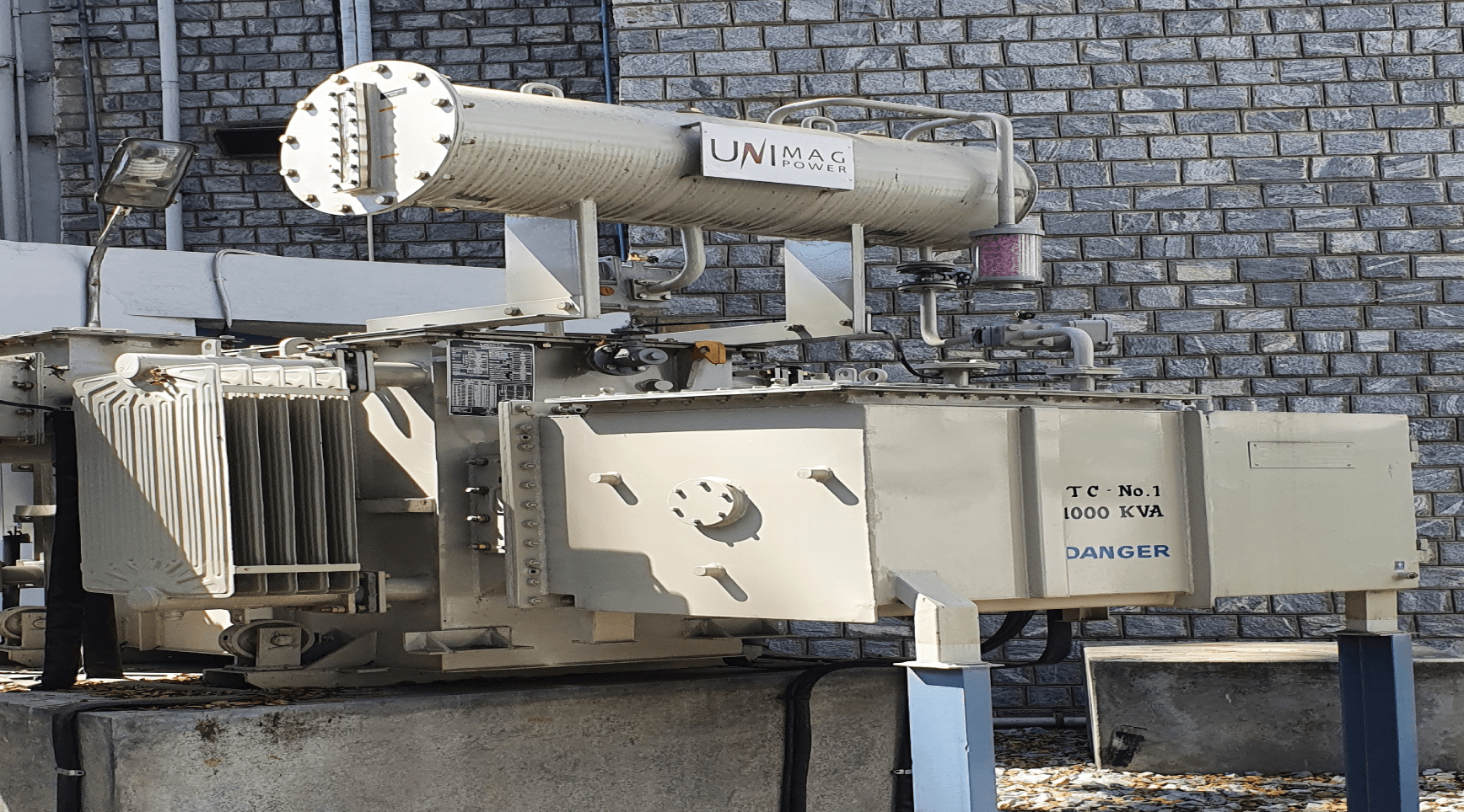 DISTRIBUTION TRANSFORMER